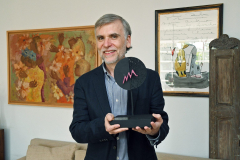 red_5939-min-1536x1020