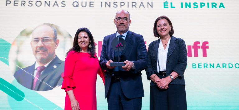 Dr. Claudio Ruff Escobar, Premio Él Inspira 2022: “Cada vez hay mayor consciencia en la sociedad de que debemos hacer un cambio”