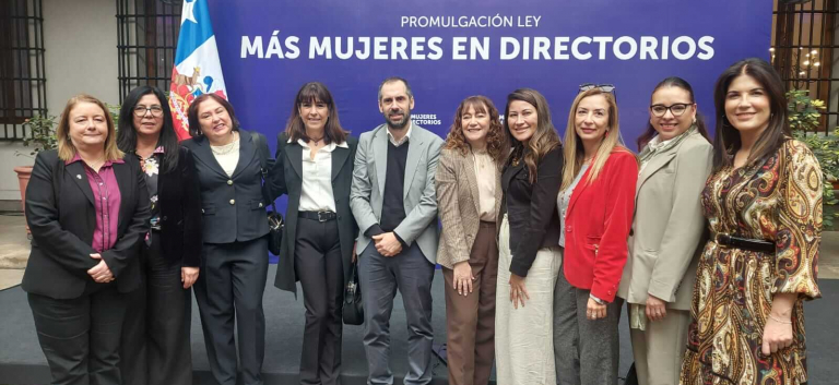Se promulga Ley “Más mujeres en directorios” con presencia de REDMAD en La Moneda